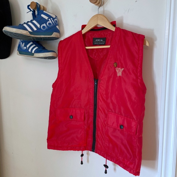 Epic vintage zippered vest with basketball embroidery in vibrant red, unisex - Picture 6 of 12